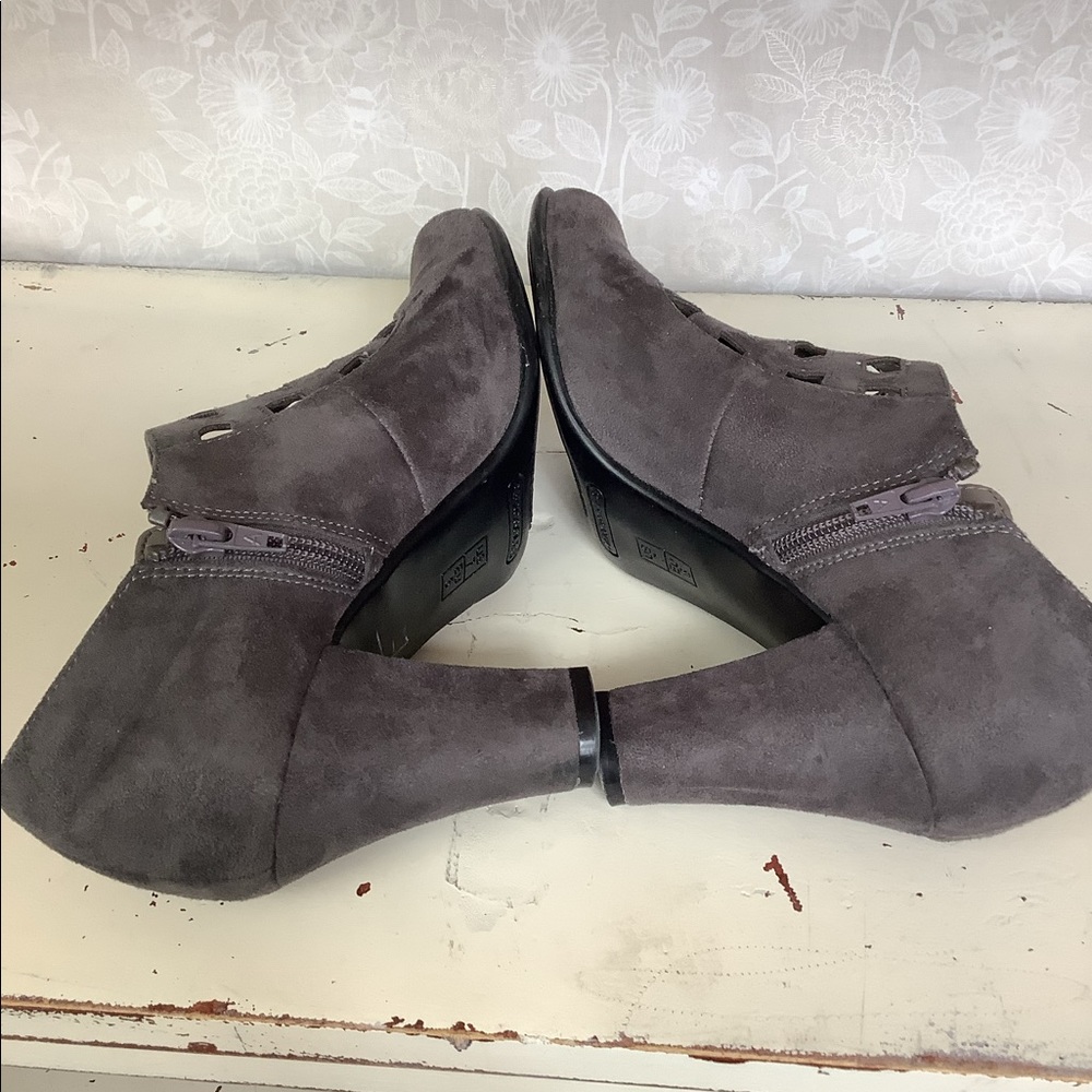 Grey Booties - Picture 3 of 7